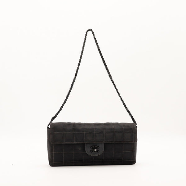 Sac à Rabat Chanel Travel Line nylon noir chaîne laquée vue de face occasion authentique — AMANA Vintage