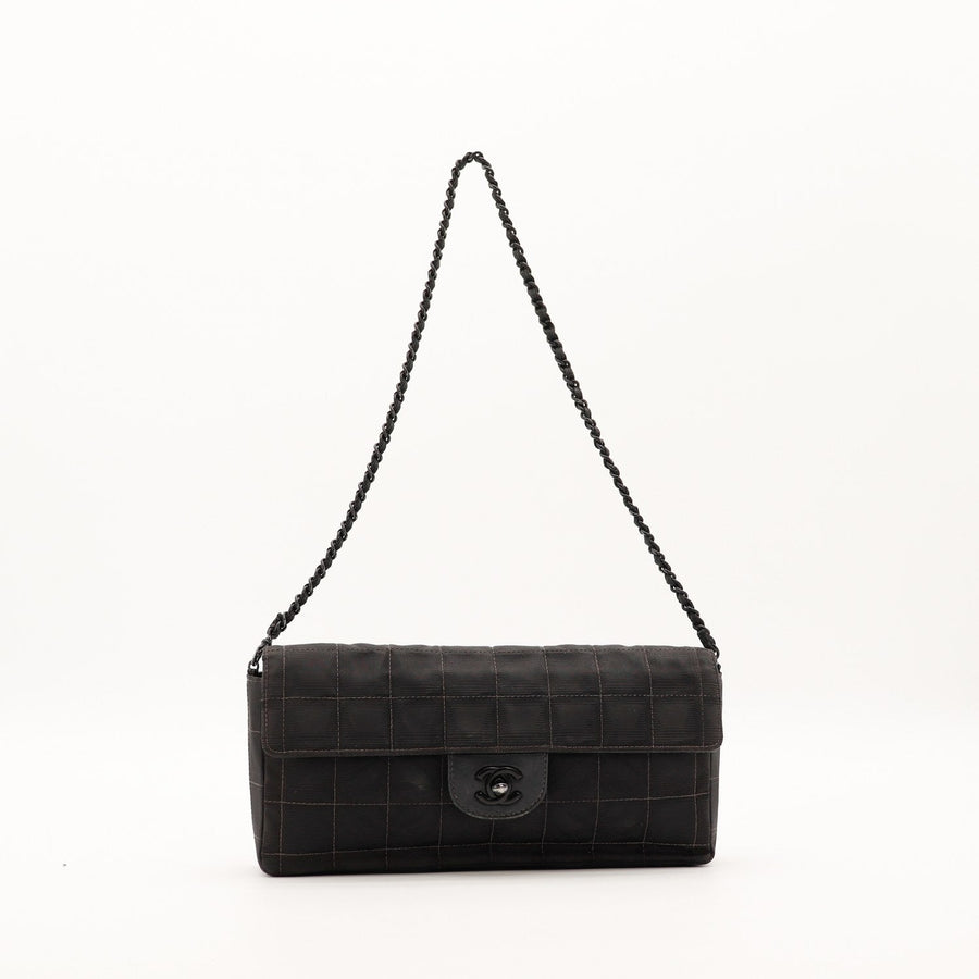 Sac à Rabat Chanel Travel Line nylon noir chaîne laquée vue de face occasion authentique — AMANA Vintage