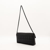 Vue trois quarts droite sac à rabat Chanel Travel Line noir — AMANA Vintage