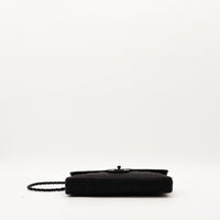 Vue de côté sac Chanel Travel Line profil épaisseur — AMANA Vintage
