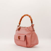 Vue de trois quarts Gucci Hobo Bambou cuir rose anse bambou — AMANA Vintage