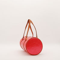 Vue de côté Louis Vuitton Bedford Vernis rouge silhouette cylindrique — AMANA Vintage