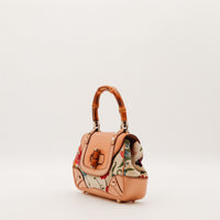 Vue de trois-quarts Gucci Tote Bag Bella Bambou toile Flora florale anse bambou — AMANA Vintage