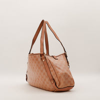 Vue de trois quarts droit Gucci Hobo rose toile monogrammée — AMANA Vintage