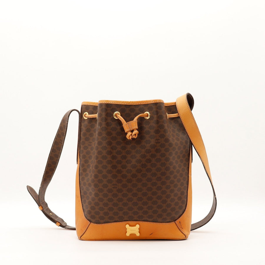 Sac seau Celine Macadam toile monogrammée cognac vue de face occasion authentique — AMANA Vintage