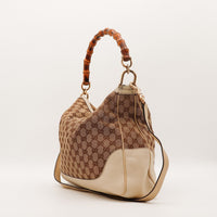Gucci Hobo Bambou vue de trois quarts dos toile monogrammée cuir ivoire — AMANA Vintage