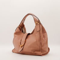 Hobo Gucci Stirrup cuir nude vue de trois quarts gauche détail anse dorée — AMANA Vintage