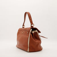 Vue de côté sac Yves Saint Laurent Muse structure cuir marron ivoire — AMANA Vintage