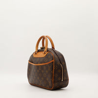 Vue de trois-quarts Louis Vuitton Trouville toile Monogramme marron — AMANA Vintage
