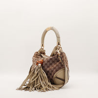 Gucci Indy Hobo vue de trois quarts gauche avec bandoulière amovible taupe — AMANA Vintage