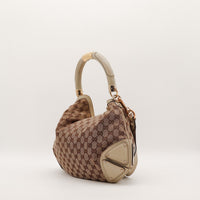 Gucci Indy Hobo vue de trois quarts droit détail coins rivets dorés — AMANA Vintage