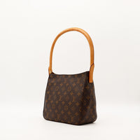 Vue de trois quarts Louis Vuitton Looping MM Toile Monogram anse vachette — AMANA Vintage