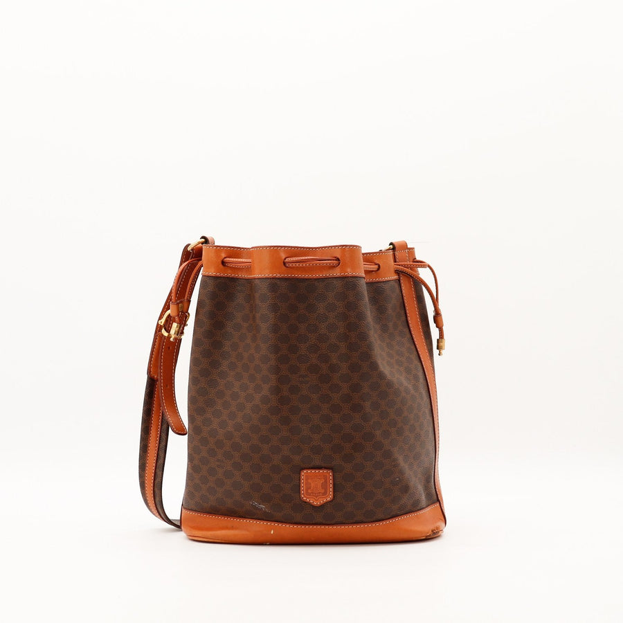 Sac seau Céline Macadam toile monogrammée cognac vue de face occasion authentique — AMANA Vintage
