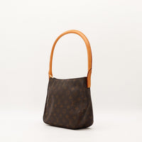 Vue de trois quarts Louis Vuitton Looping MM anse vachette patine caramel — AMANA Vintage