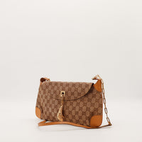 Sac Gucci Hobo toile monogrammée vue de trois quarts chaîne dorée bandoulière — AMANA Vintage