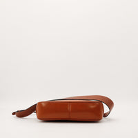 Détail base cuir camel Sac Céline Macadam occasion authentique — AMANA Vintage