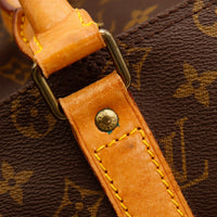 Détail attache cuir vachette patine caramel Louis Vuitton Keepall 45 — AMANA Vintage