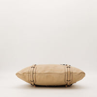 Détail du fond du sac Gucci Hobo Horsebit cuir beige occasion authentique — AMANA Vintage