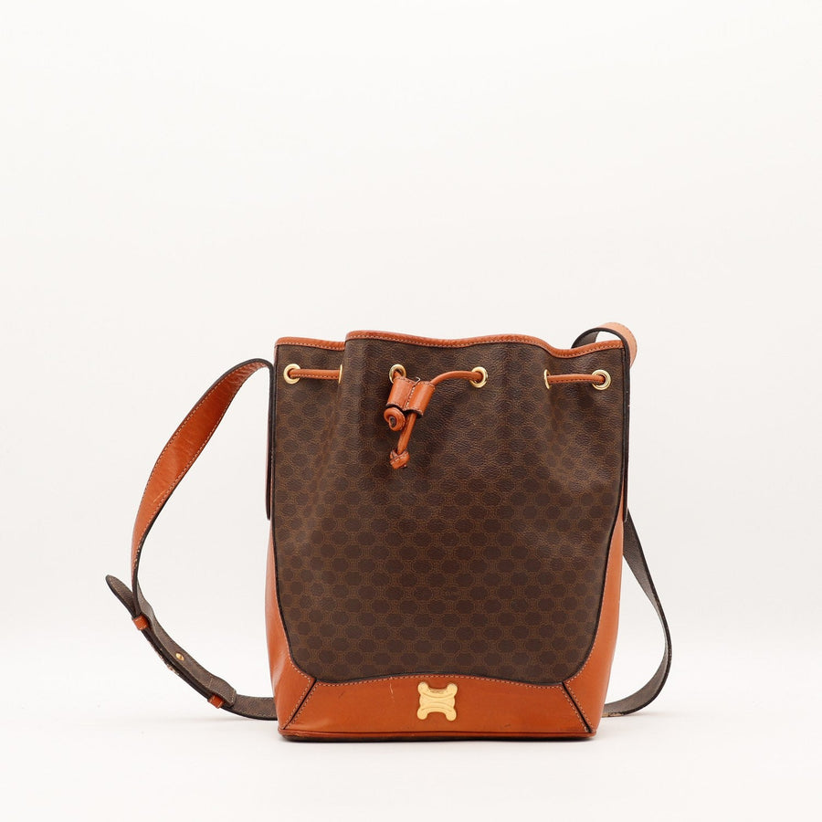 Sac seau Céline Macadam toile monogrammée cognac vue de face occasion authentique — AMANA Vintage