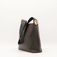 Vue de trois quarts Hobo Celine Macadam anneau doré gravé Celine Paris — AMANA Vintage