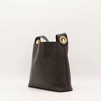 Vue de trois quarts gauche Hobo Celine Macadam bandoulière cuir noir — AMANA Vintage