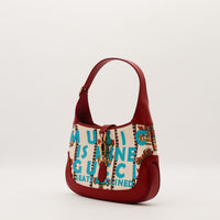 Gucci Jackie 1961 Music Is Mine vue de trois quarts gauche toile brodée cuir rouge occasion — AMANA Vintage