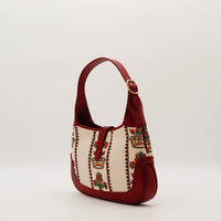 Gucci Jackie 1961 Music Is Mine vue de trois quarts droit cuir rouge anse ajustable occasion — AMANA Vintage