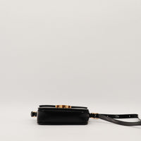 Celine Triomphe Teen cuir box noir posé à plat bandoulière — AMANA Vintage