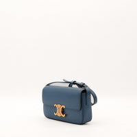 Celine Triomphe bleu vue de trois quarts cuir lisse bandoulière réglable — AMANA Vintage