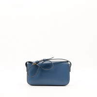 Celine Triomphe bleu vue de dos bandoulière cuir ajustable occasion — AMANA Vintage