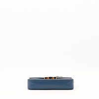 Vue de dessous Celine Triomphe bleu cuir lisse fermoir Triomphe doré — AMANA Vintage