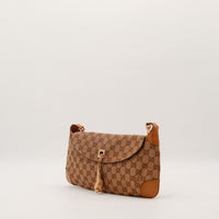 Sac Gucci Hobo toile monogrammée vue de trois quarts gauche chaîne dorée occasion — AMANA Vintage