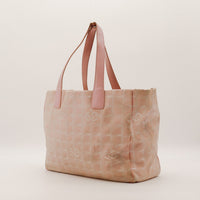Vue de trois quarts Tote Chanel New Travel Line taupe monogramme CC — AMANA Vintage