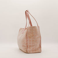 Vue latérale Tote Chanel New Travel Line monogramme taupe profondeur — AMANA Vintage