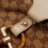 Detail tache sur cuir ivoire Gucci Hobo Bamboo occasion authentique — AMANA Vintage