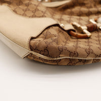 Detail coin inférieur cuir ivoire Gucci Hobo Bamboo occasion authentique — AMANA Vintage