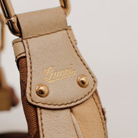Detail anse cuir clair logo Gucci Hobo Bamboo occasion authentique — AMANA Vintage