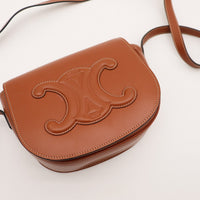 Detail logo Triomphe en relief Celine cuir camel — AMANA Vintage