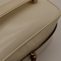 Détail couvercle intérieur Vanity Gucci cuir ivoire avec logo embossé — AMANA Vintage