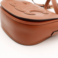 Detail coin et fond Celine Triomphe cuir camel — AMANA Vintage