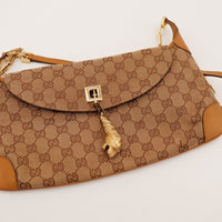 Détail fermoir carré doré et breloque tête de tigre Gucci toile monogrammée — AMANA Vintage