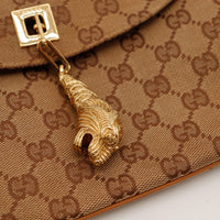 Détail breloque tête de tigre dorée Gucci sac Hobo toile monogrammée — AMANA Vintage