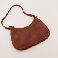 Vue à plat du sac Yves Saint Laurent Mombasa Hobo cuir marron avec bandoulière — AMANA Vintage