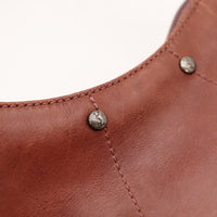 Détail rivets YSL sur cuir marron Yves Saint Laurent Mombasa Hobo — AMANA Vintage