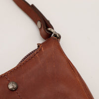 Détail coin supérieur et zip Yves Saint Laurent Mombasa Hobo cuir marron — AMANA Vintage