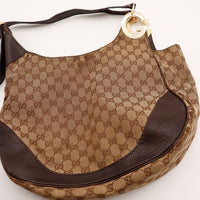 Sac Gucci Hobo GG embout métallique doré vue rapprochée — AMANA Vintage