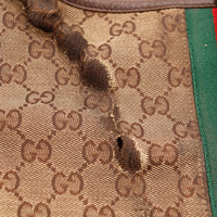 Détail déchirure de la toile Gucci Jackie occasion authentique — AMANA Vintage