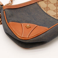 Détail coin cuir et clou Gucci pochette denim occasion authentique — AMANA Vintage