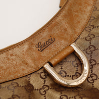 Détail anneau et signature Gucci sur cuir clair Hobo occasion authentique — AMANA Vintage