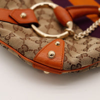 Détail coin et rivet Gucci Hobo Horsebit cuir orange occasion authentique — AMANA Vintage